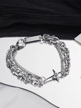 Mehrlagiges Gliederkettenarmband mit geometrischem Dekor